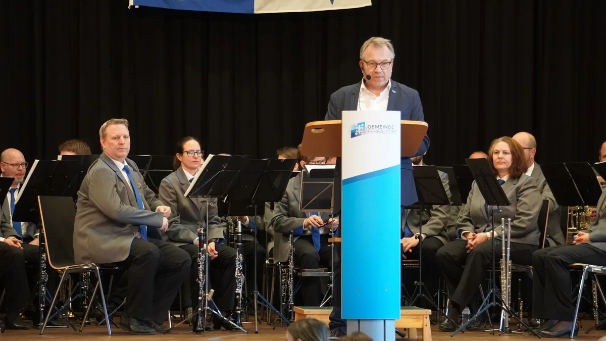 Ein Mann steht an einem Podium und spricht.